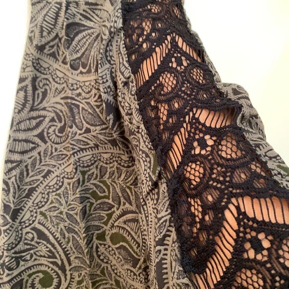 Abercrombie & Fitch Bell bottom sleeves,   off - the - shoulder blouse. Size S. - Picture 5 of 8